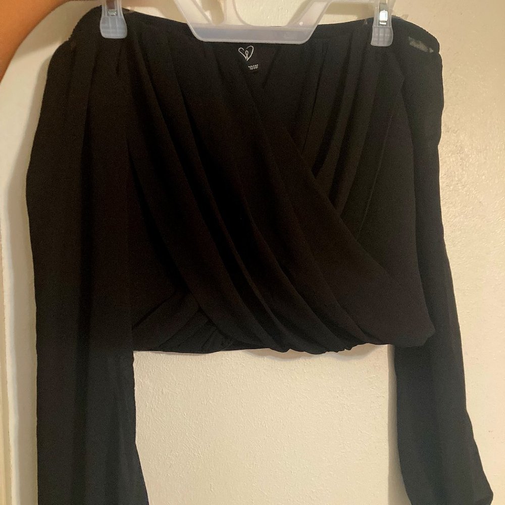 WINDSOR Medium Black Off Shoulder Top
